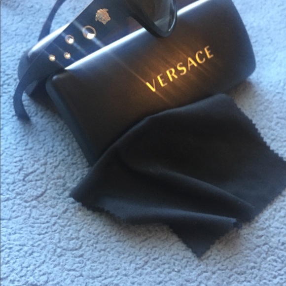 Unisex Versace’s Glasses barely worn great shape - Picture 2 of 3